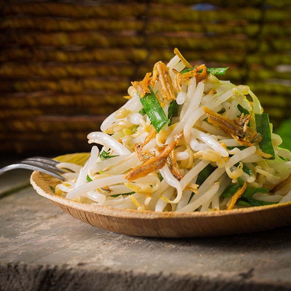 Stir-fried Bean Sprout with Achovies and Chives