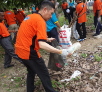 Ajinomoto (Malaysia) Berhad's CEO Mr Ebata was doing cleaning together with all participants