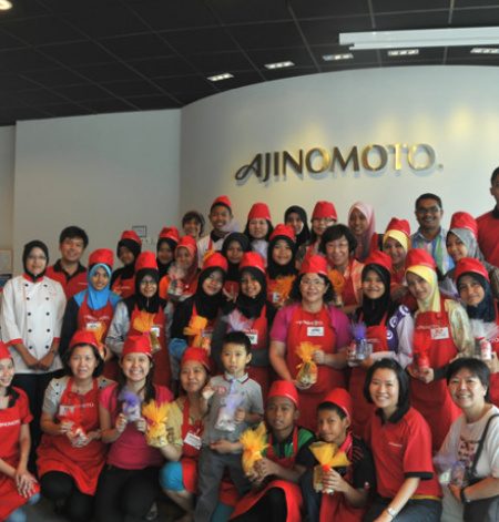 Foto berkumpulan semua peserta dengan kakitangan Ajinomoto (Malaysia) Berhad