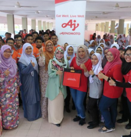Group photo of teachers, students and representatives from Ajinomoto Malaysia