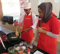 Demonstrasi masakan sihat oleh pelajar yang terpilih